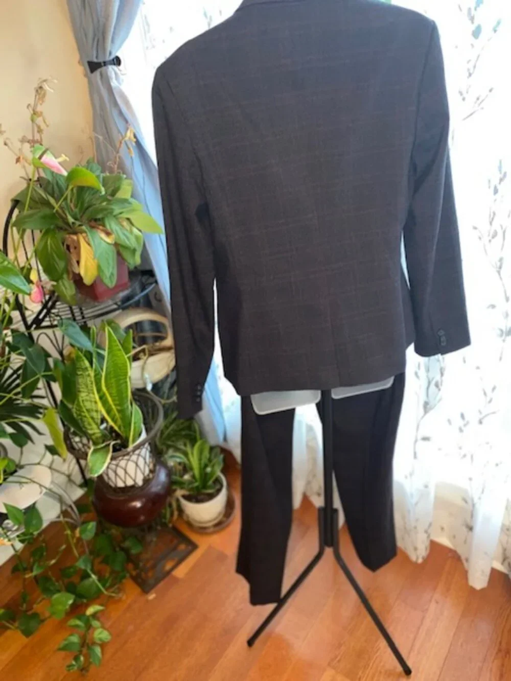 Banana Republic woman's 2-piece Plaid Pantsuit/Set, size 10